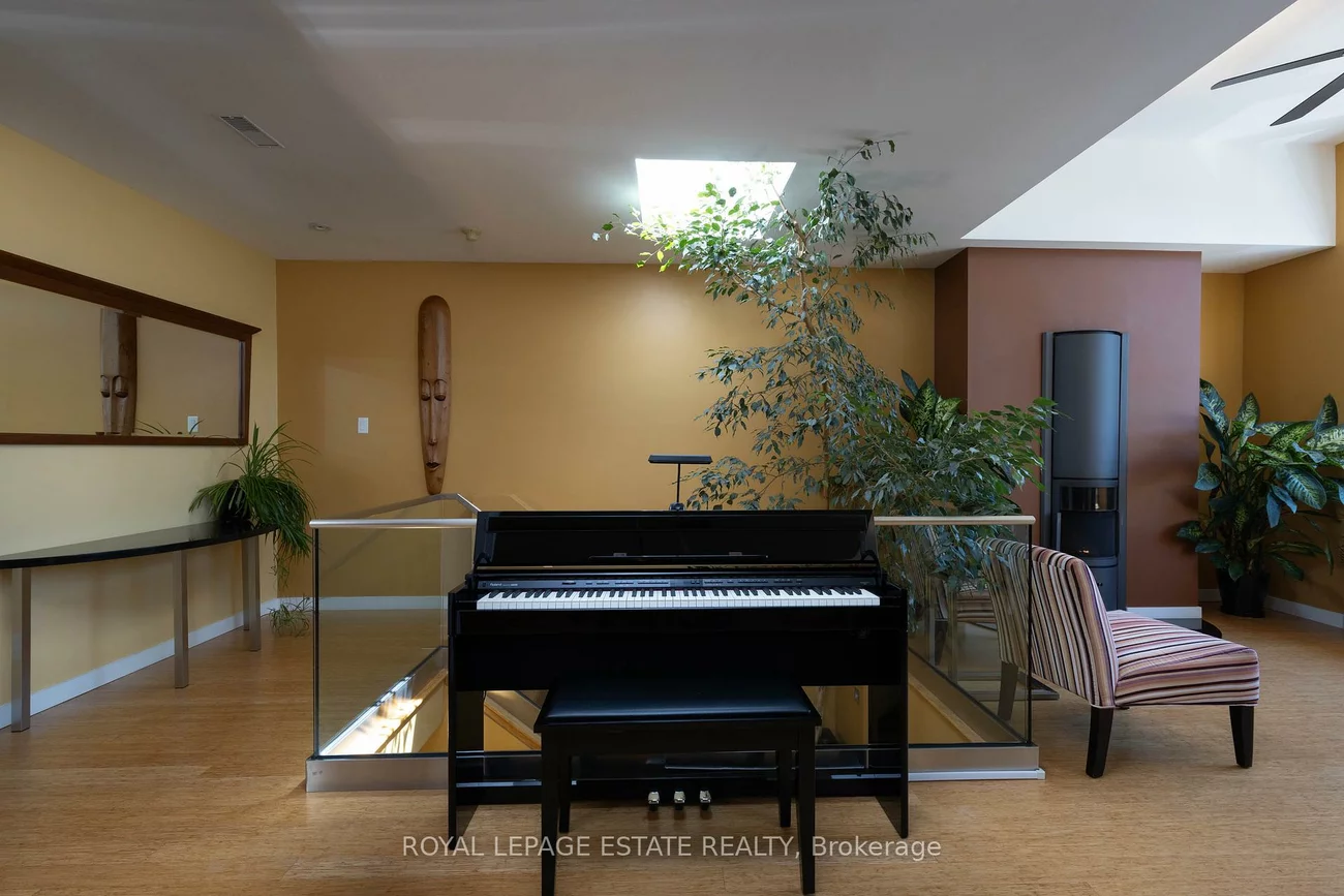 432/434, Queen, Regent Park, Toronto