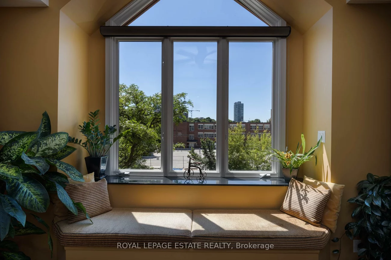 432/434, Queen, Regent Park, Toronto
