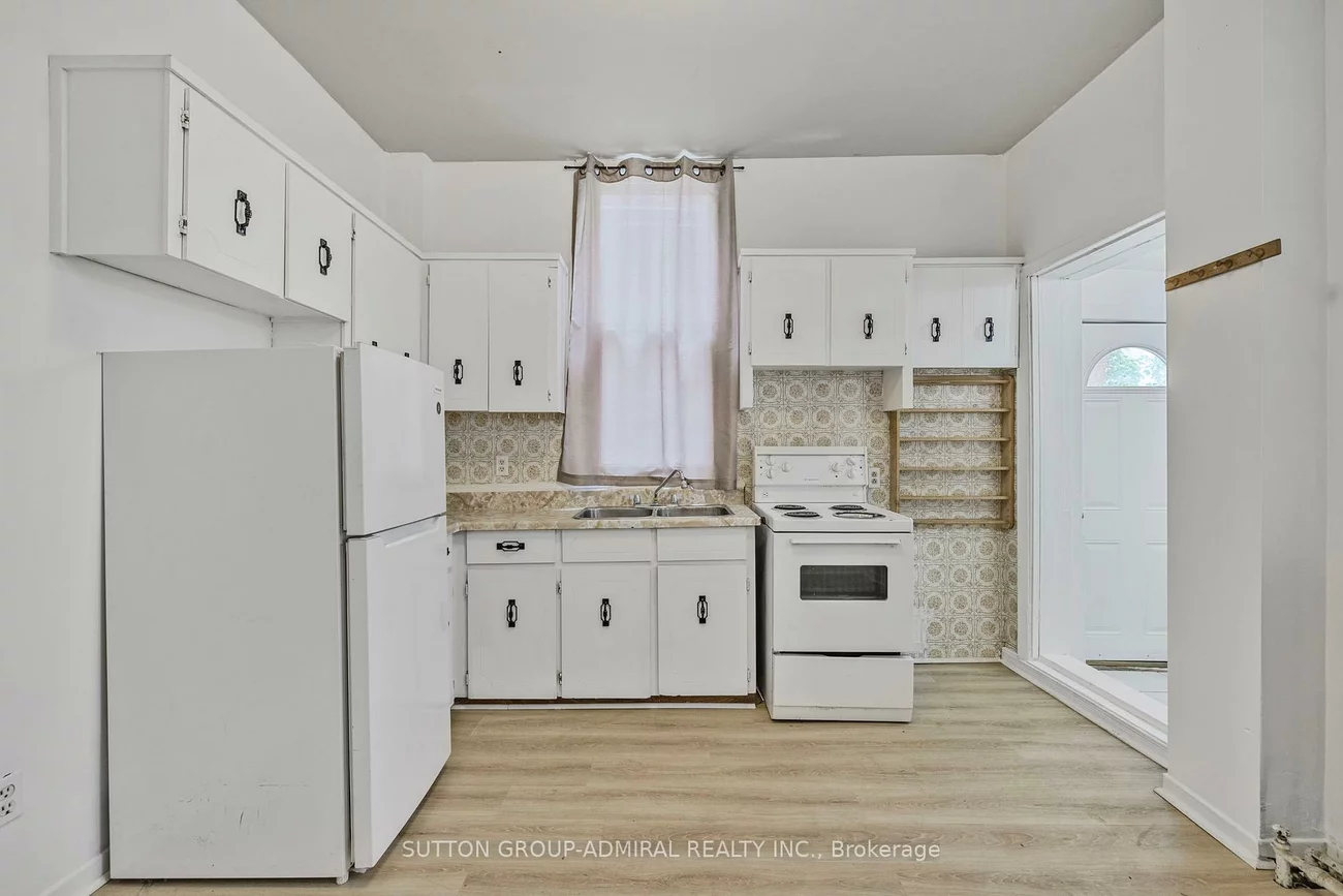 845, College, Trinity-Bellwoods, Toronto
