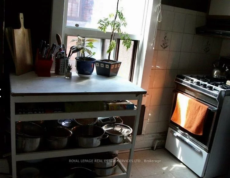 966, College, Dufferin Grove, Toronto