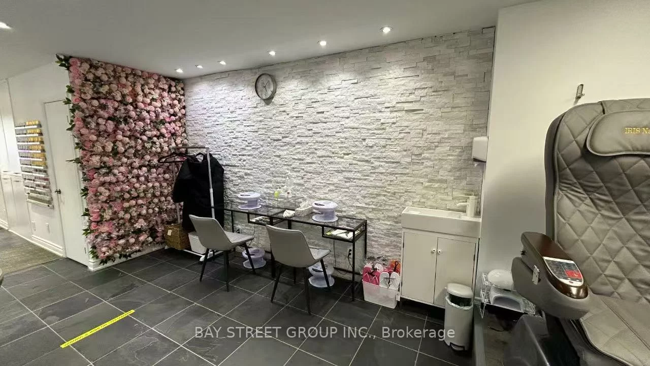 128 1/2, Cumberland, Annex, Toronto