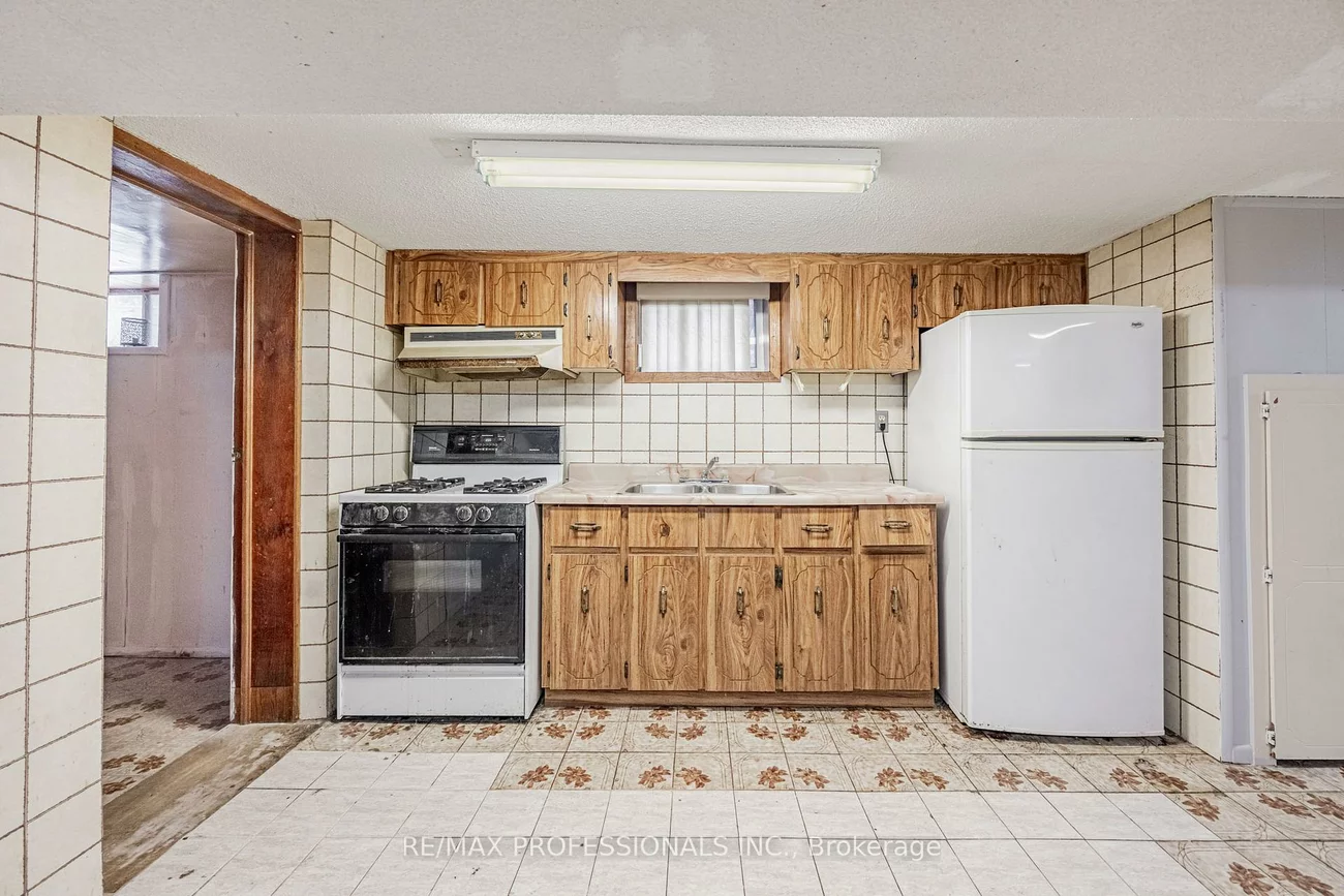 560, Atlas, Oakwood Village, Toronto