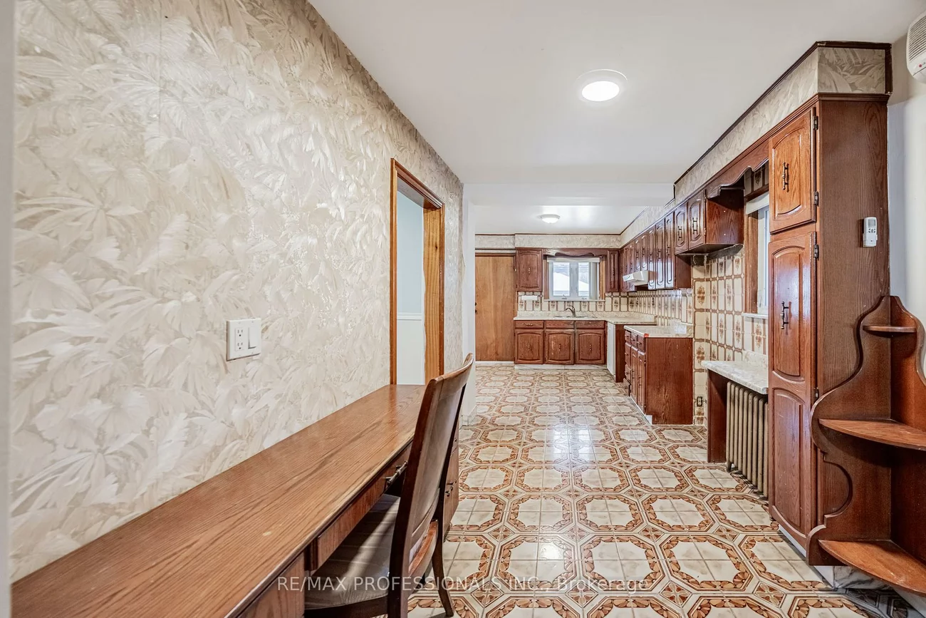 560, Atlas, Oakwood Village, Toronto