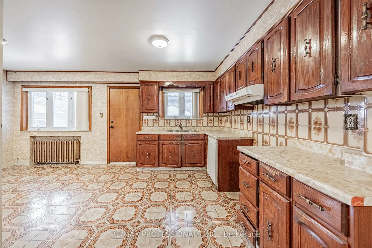 560, Atlas, Oakwood Village, Toronto