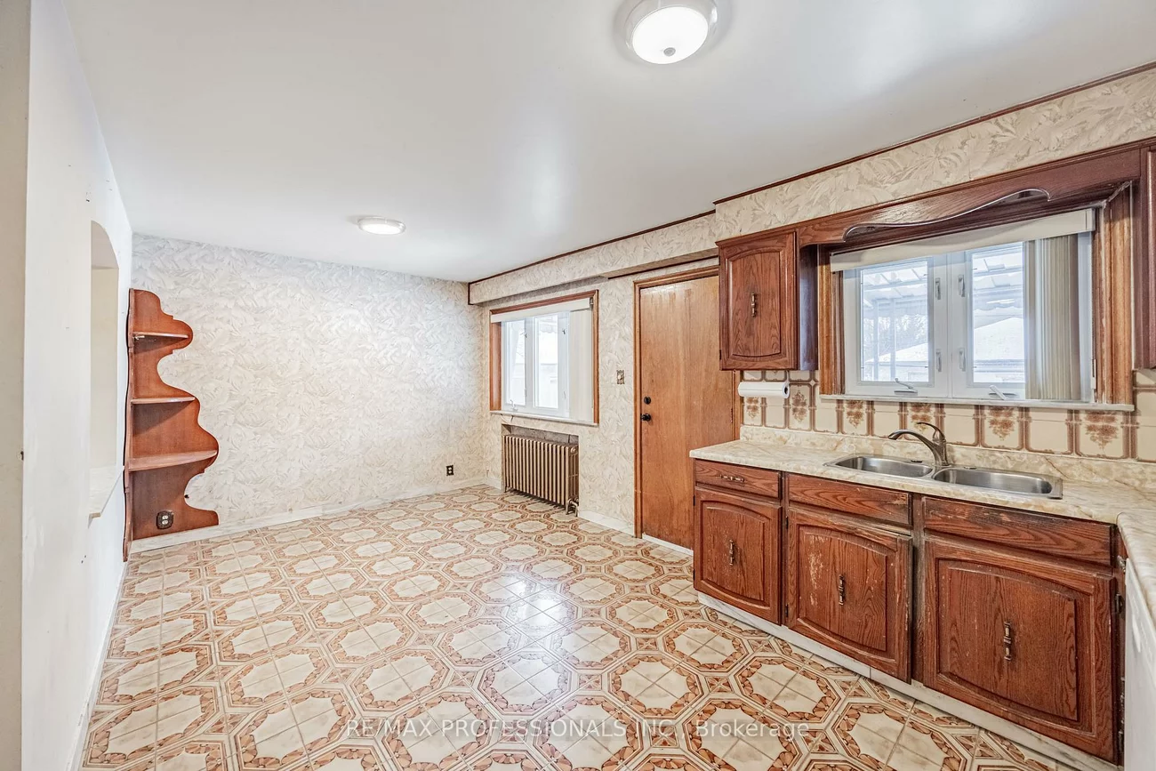 560, Atlas, Oakwood Village, Toronto