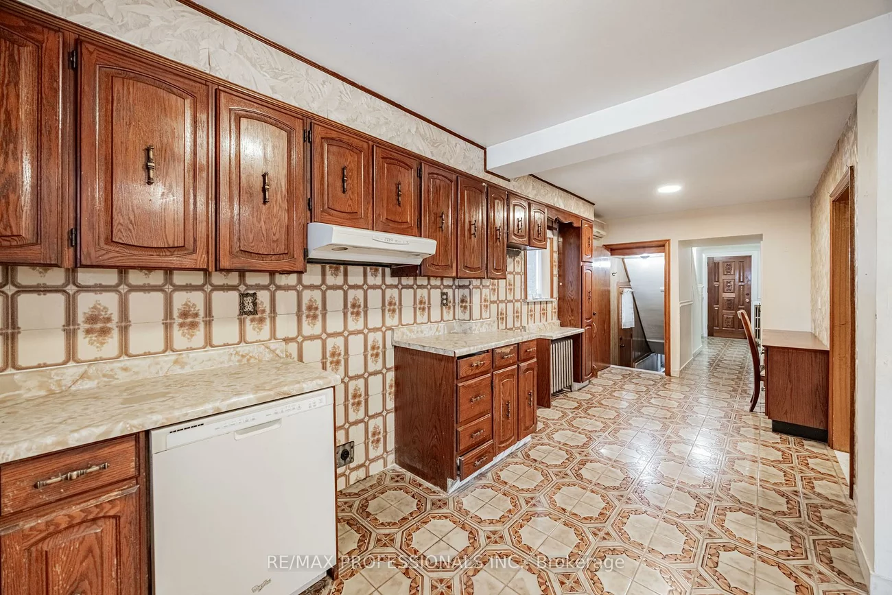 560, Atlas, Oakwood Village, Toronto