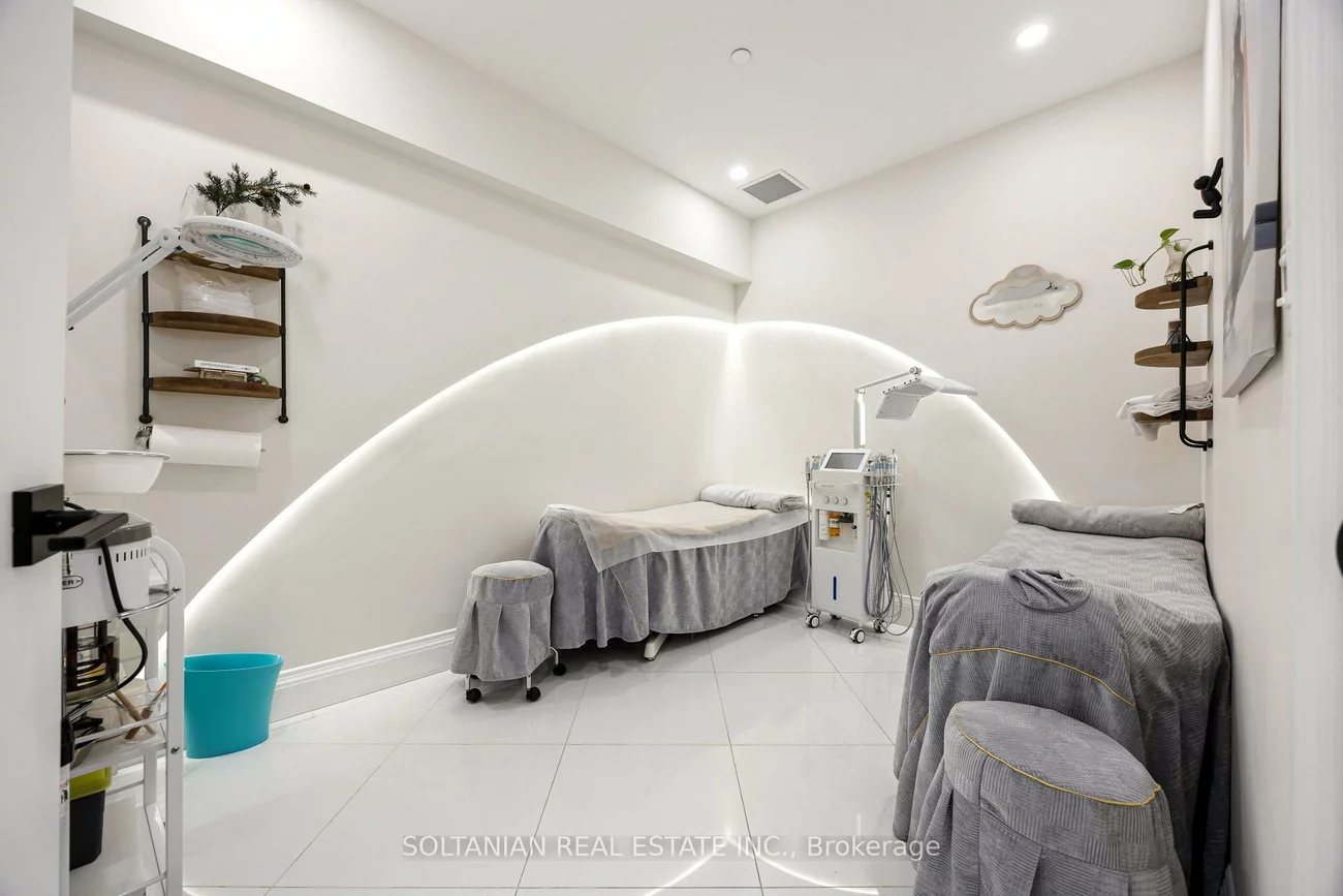 515, Wilson, Clanton Park, Toronto