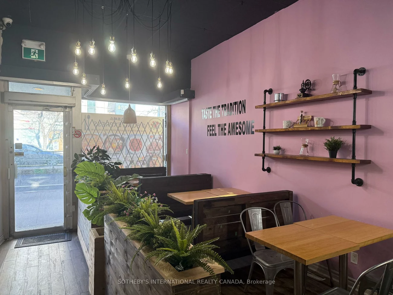 283, College, Kensington-Chinatown, Toronto