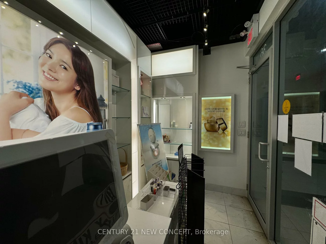 384, Yonge, Bay Street Corridor, Toronto