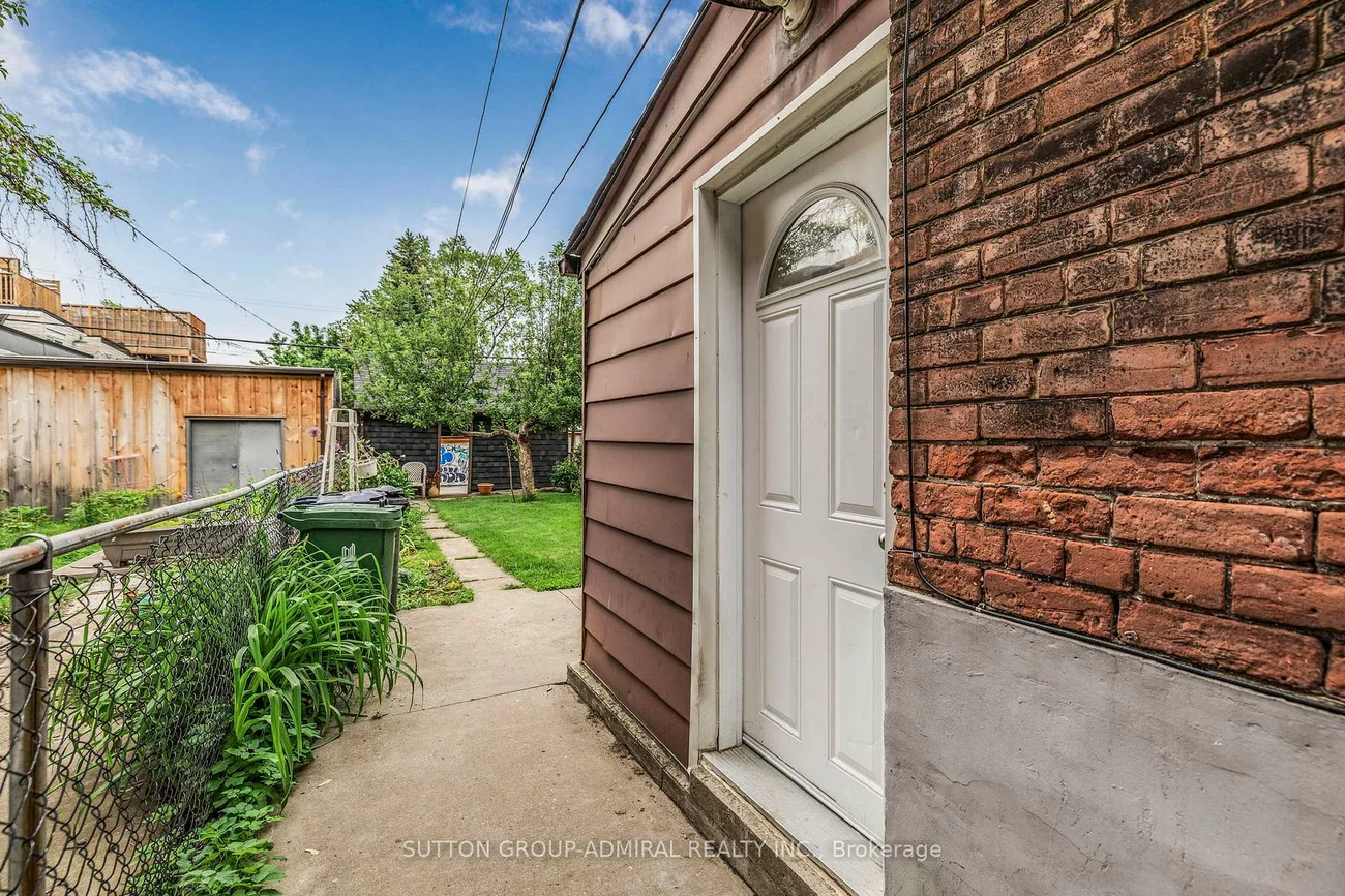 845, College, Trinity-Bellwoods, Toronto