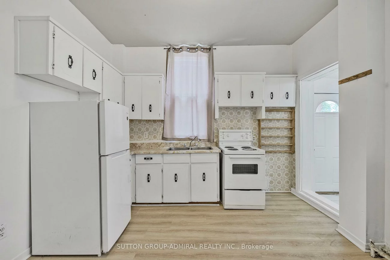 845, College, Trinity-Bellwoods, Toronto