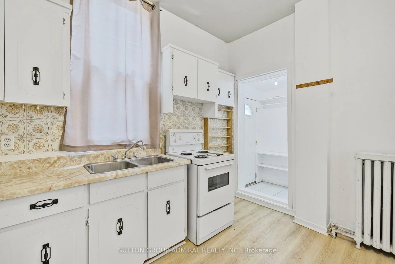 845, College, Trinity-Bellwoods, Toronto