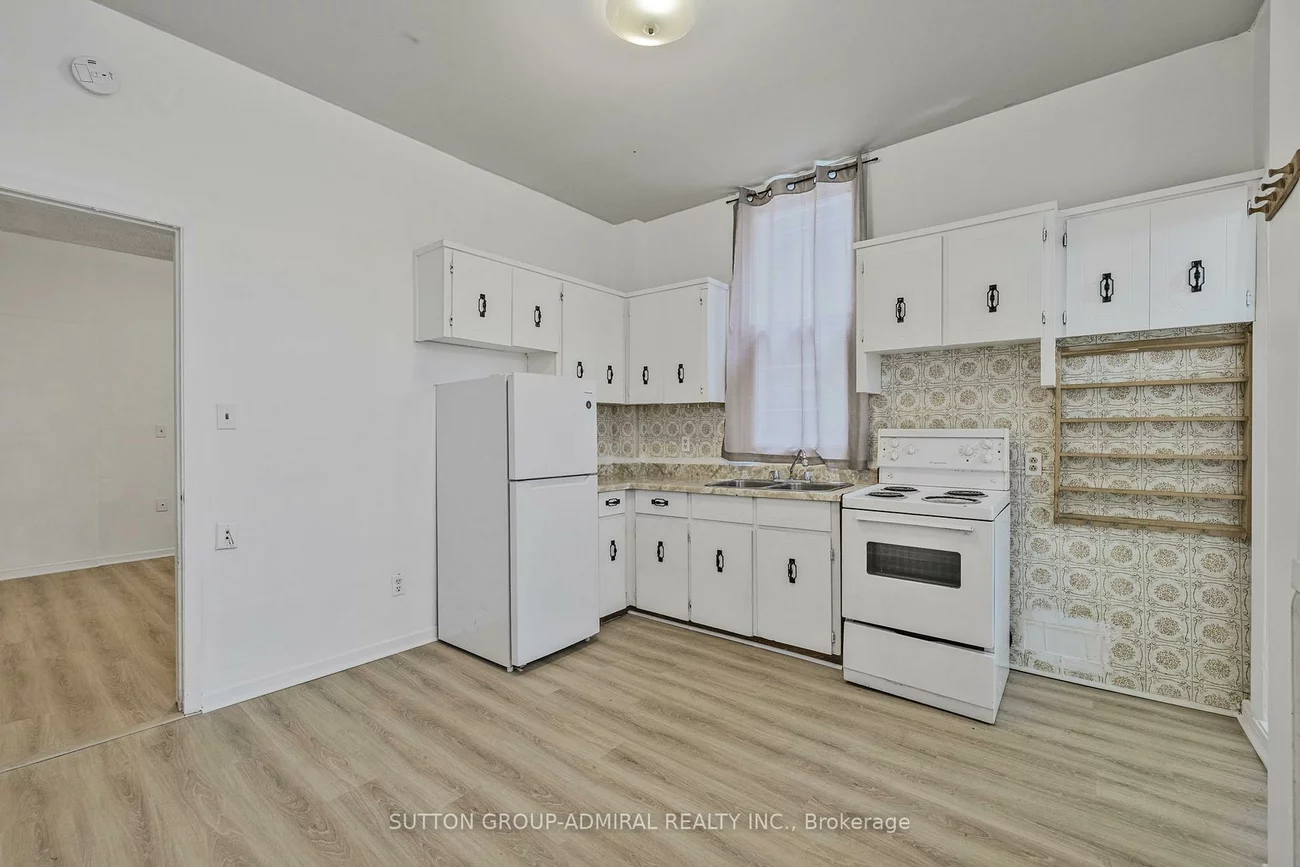 845, College, Trinity-Bellwoods, Toronto