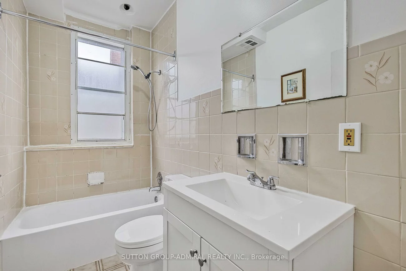 845, College, Trinity-Bellwoods, Toronto