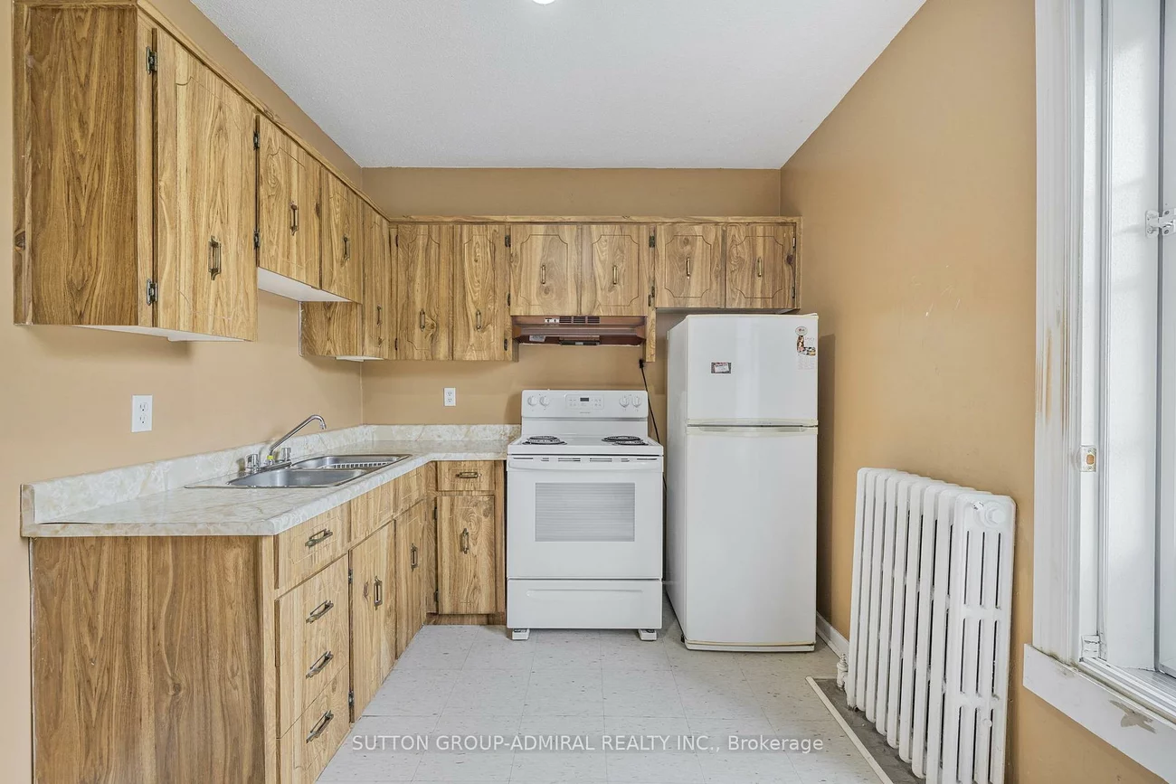 845, College, Trinity-Bellwoods, Toronto