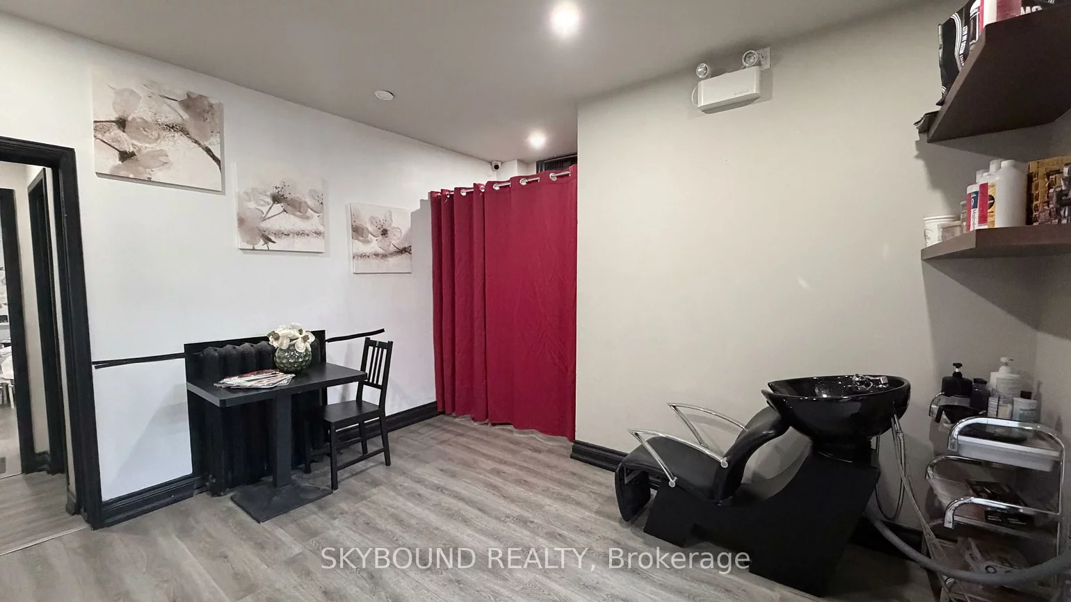 543A, College, Trinity-Bellwoods, Toronto