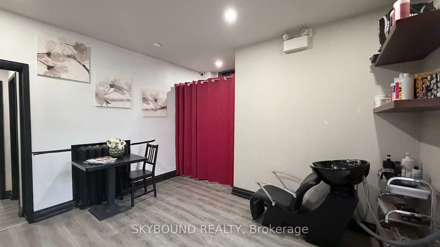 543A, College, Trinity-Bellwoods, Toronto
