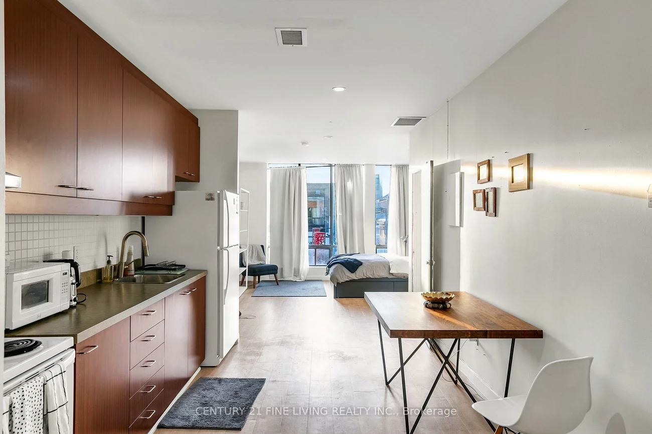 81, Huron, Kensington-Chinatown, Toronto