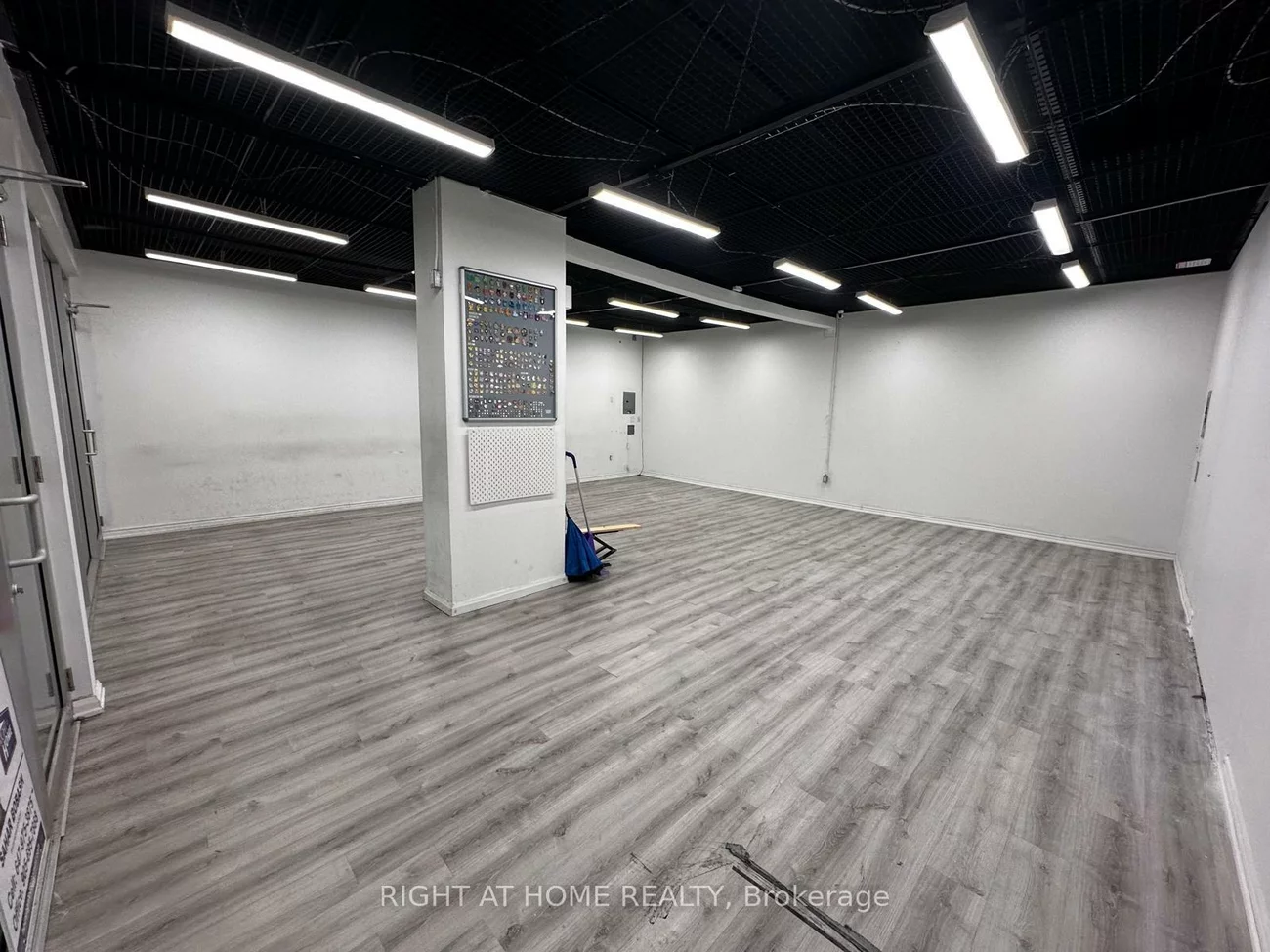 384, Yonge, Bay Street Corridor, Toronto