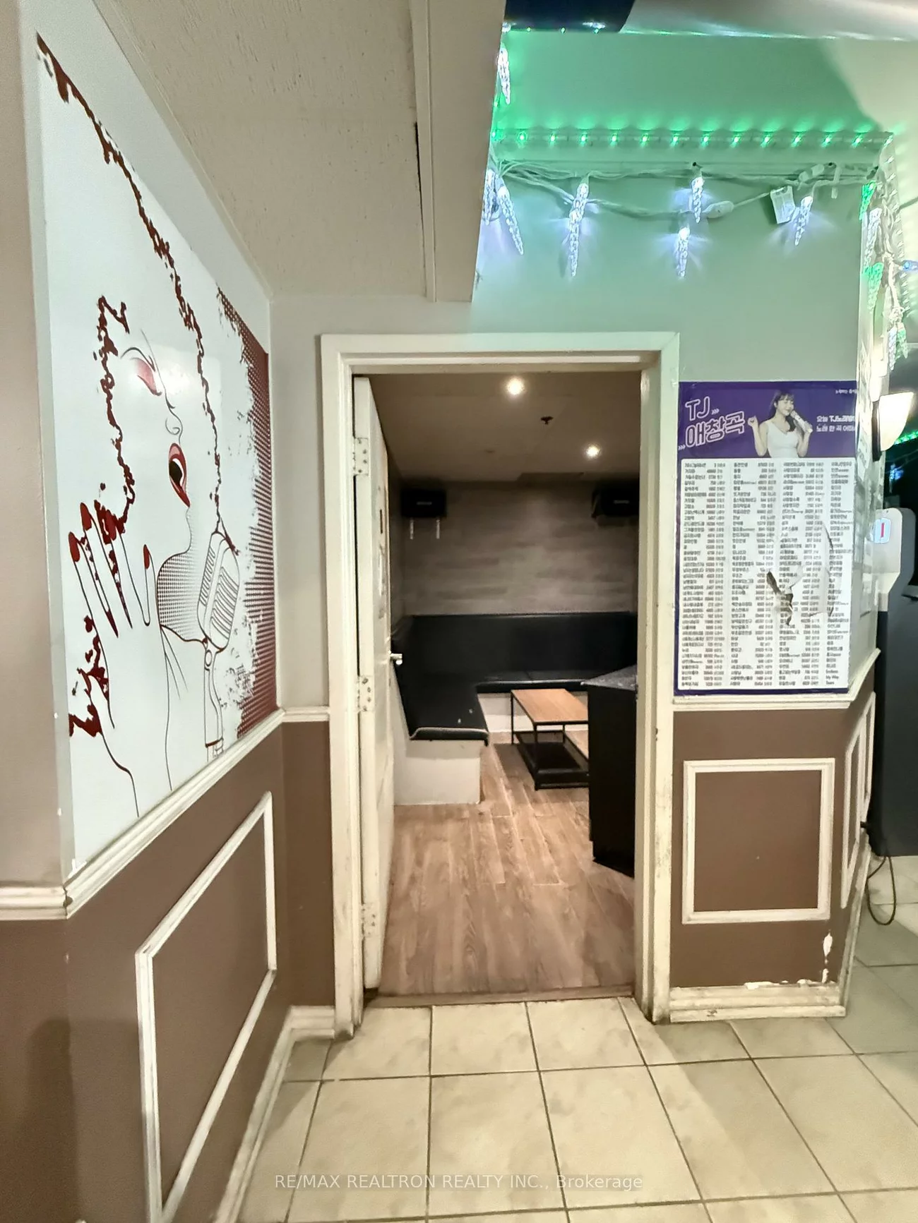 5521A, Yonge, Willowdale West, Toronto