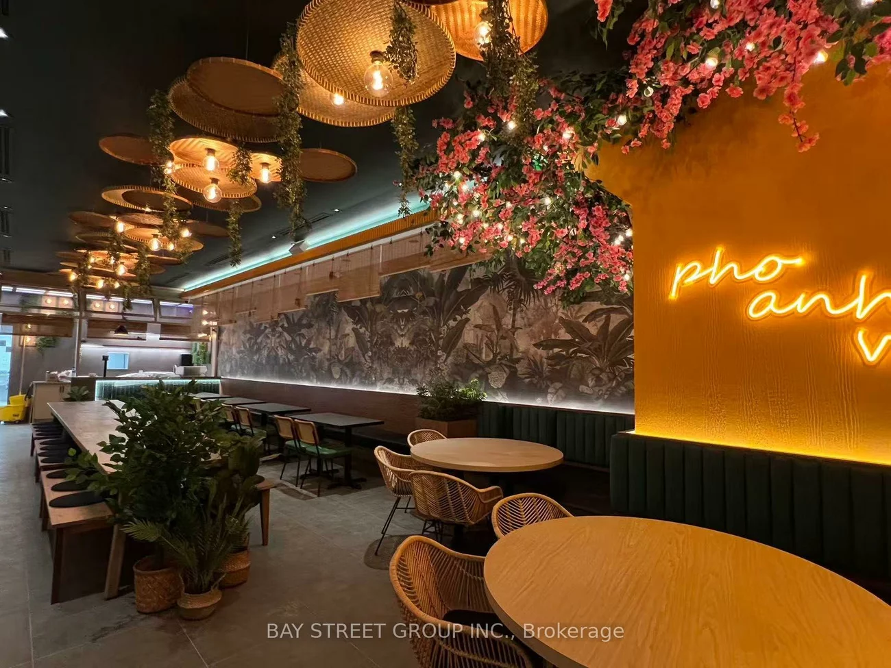 5588, Yonge, Willowdale West, Toronto