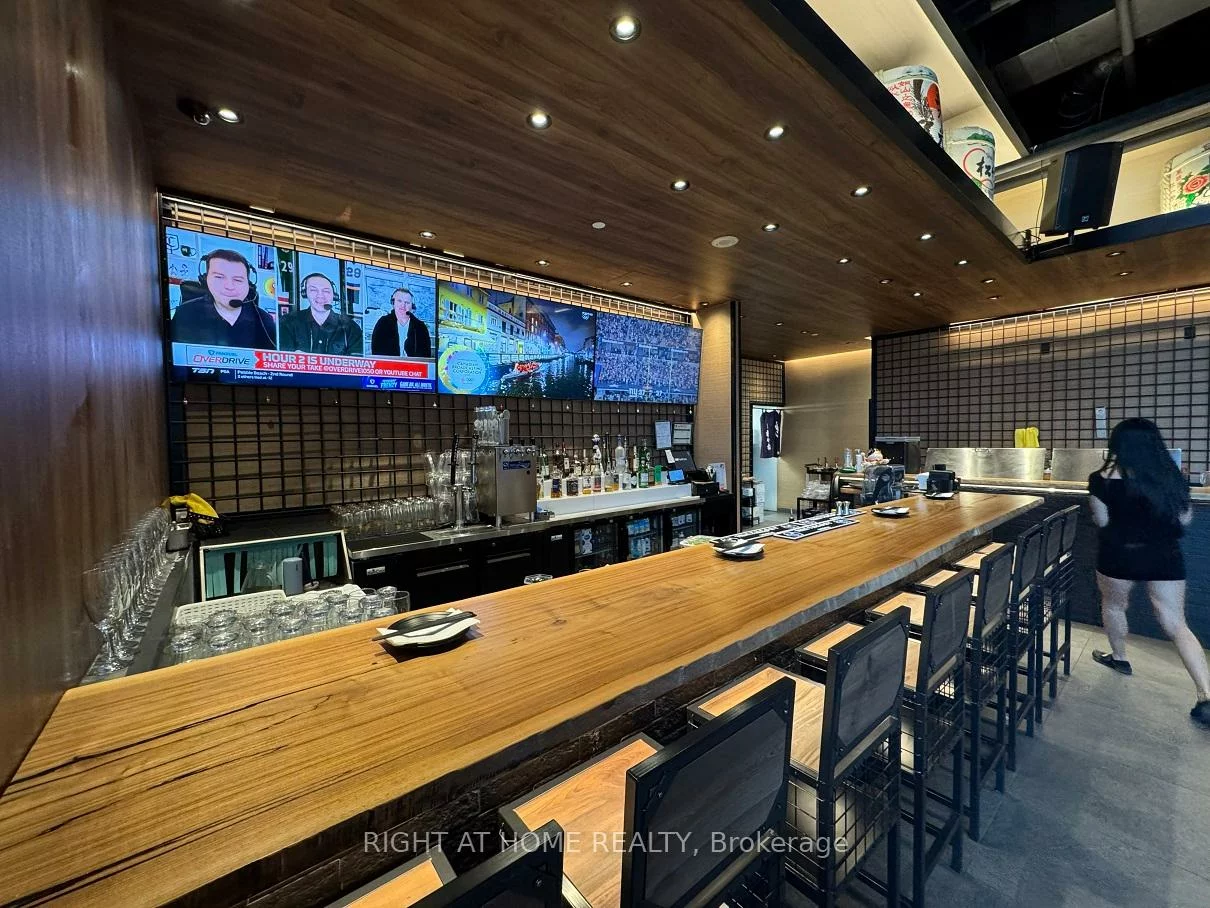 92, Fort York, Waterfront Communities C1, Toronto