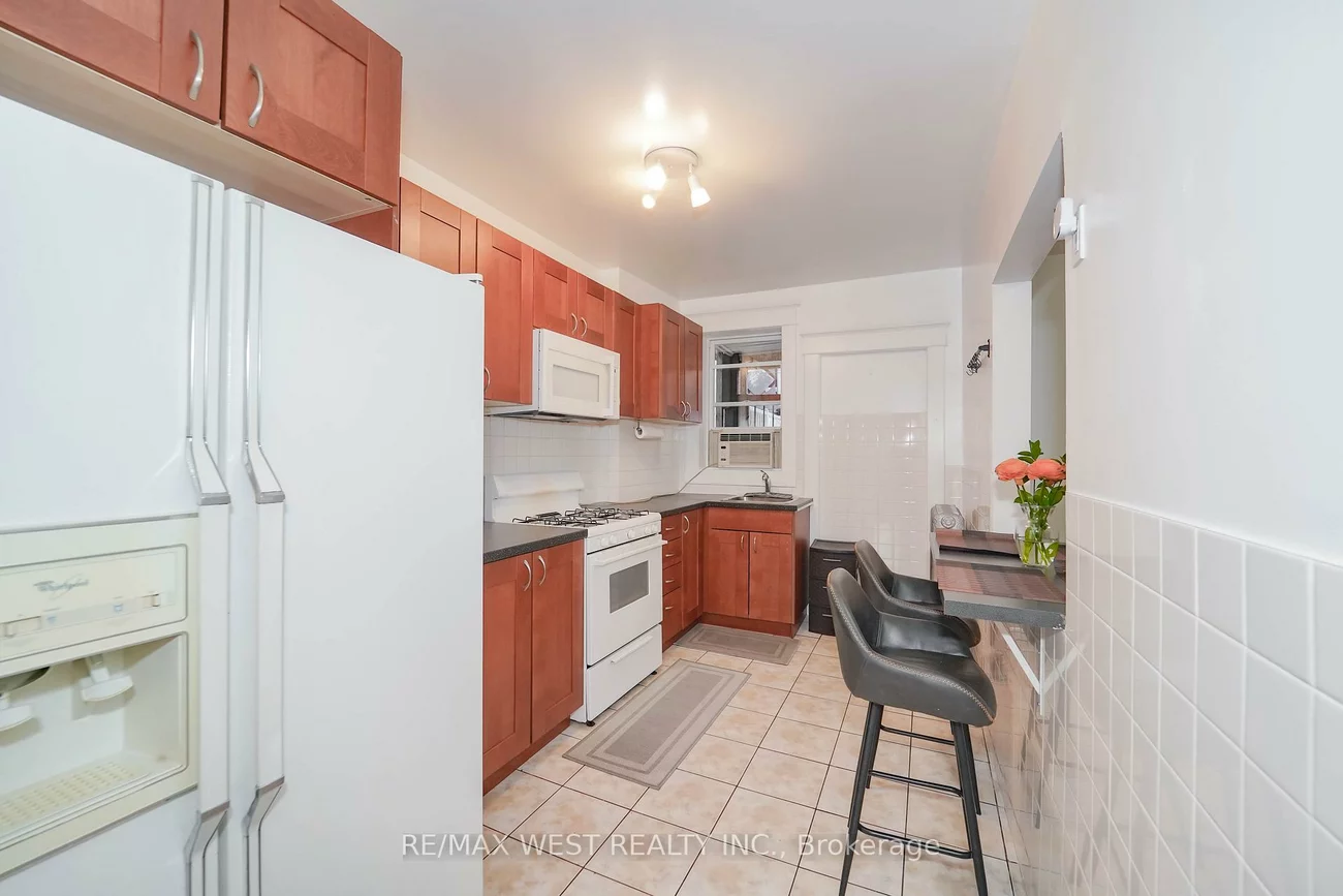 684, College, Palmerston-Little Italy, Toronto