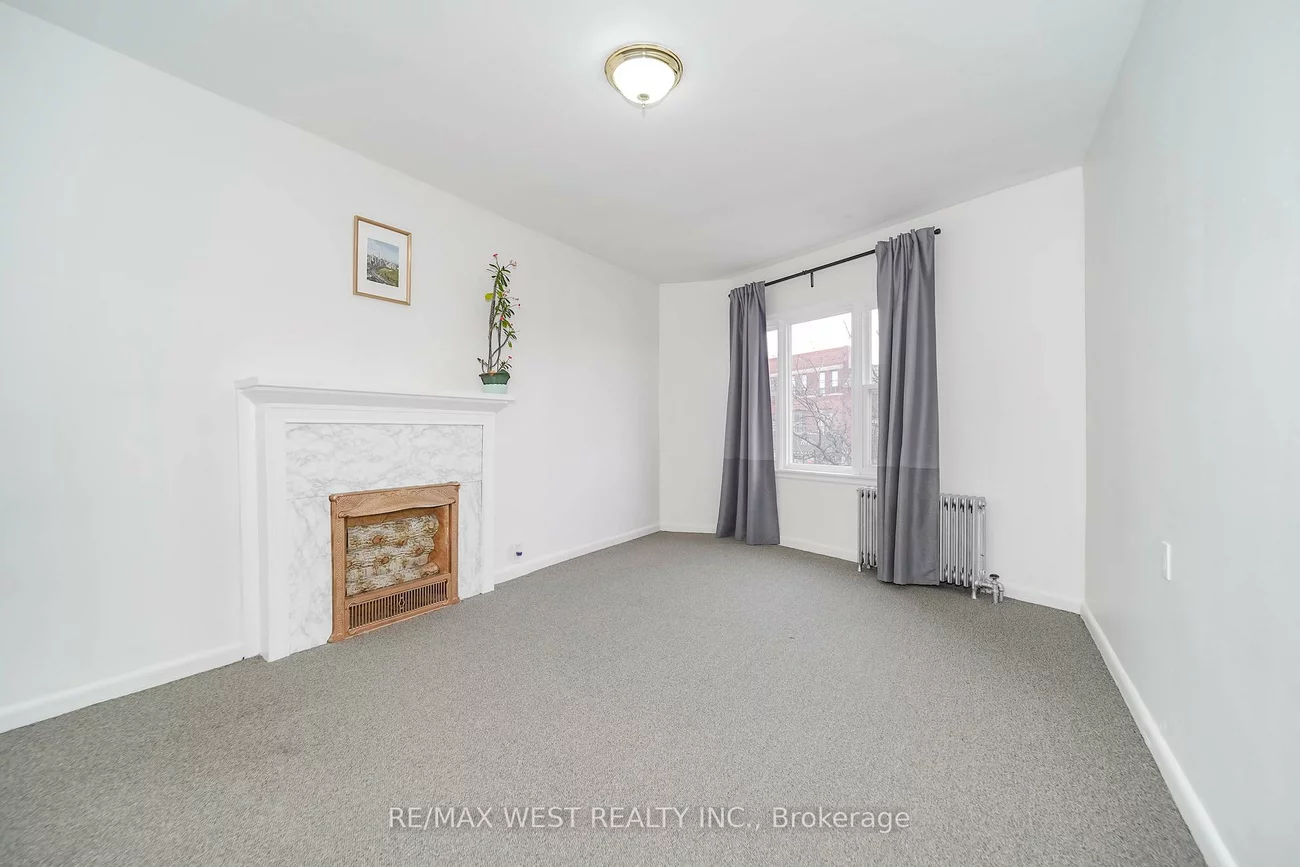 684, College, Palmerston-Little Italy, Toronto