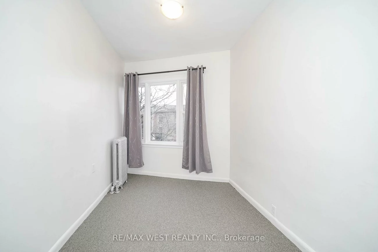 684, College, Palmerston-Little Italy, Toronto