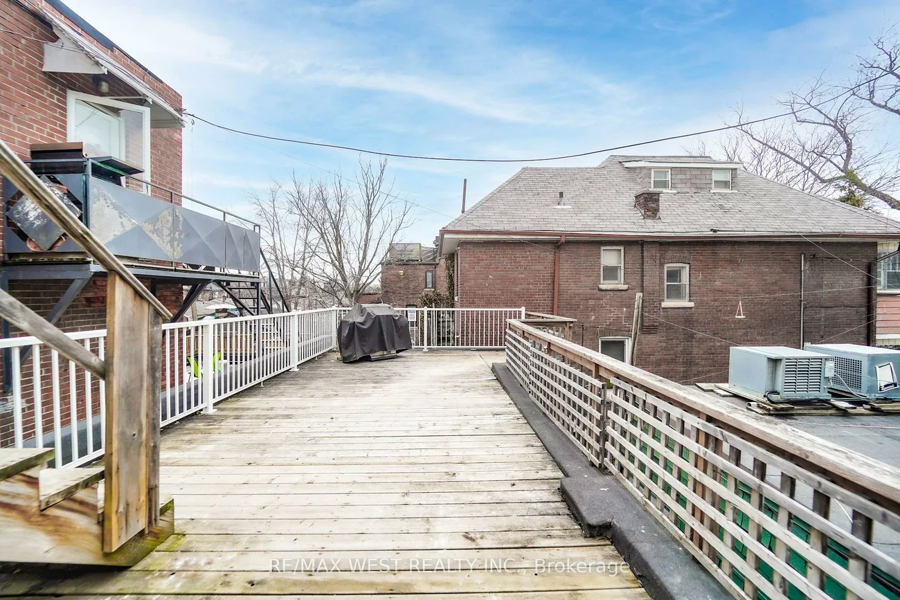 684, College, Palmerston-Little Italy, Toronto