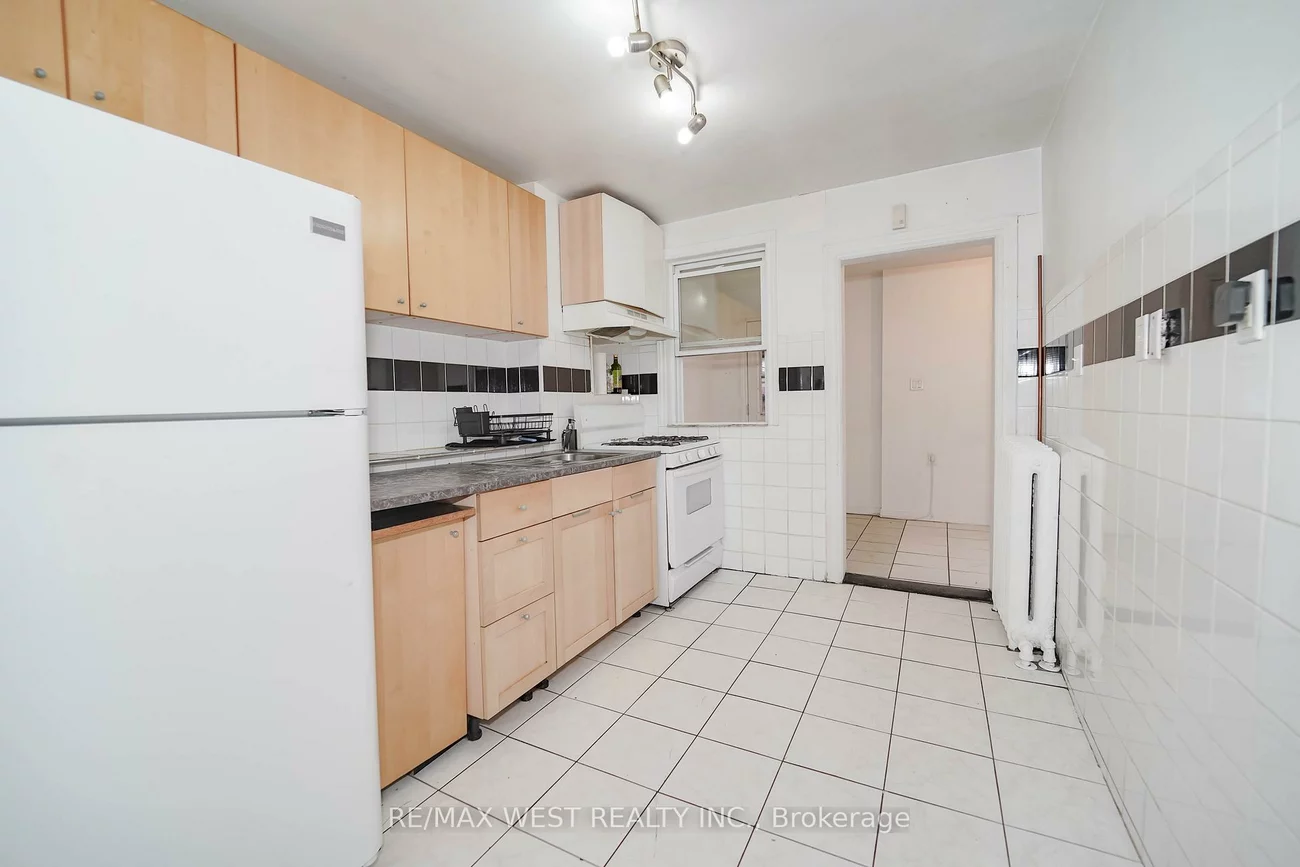 684, College, Palmerston-Little Italy, Toronto