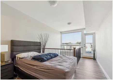 335, College, Kensington-Chinatown, Toronto