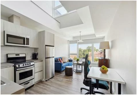 335, College, Kensington-Chinatown, Toronto