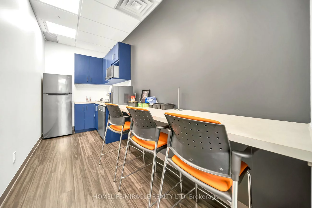 130, Queens, Waterfront Communities C8, Toronto