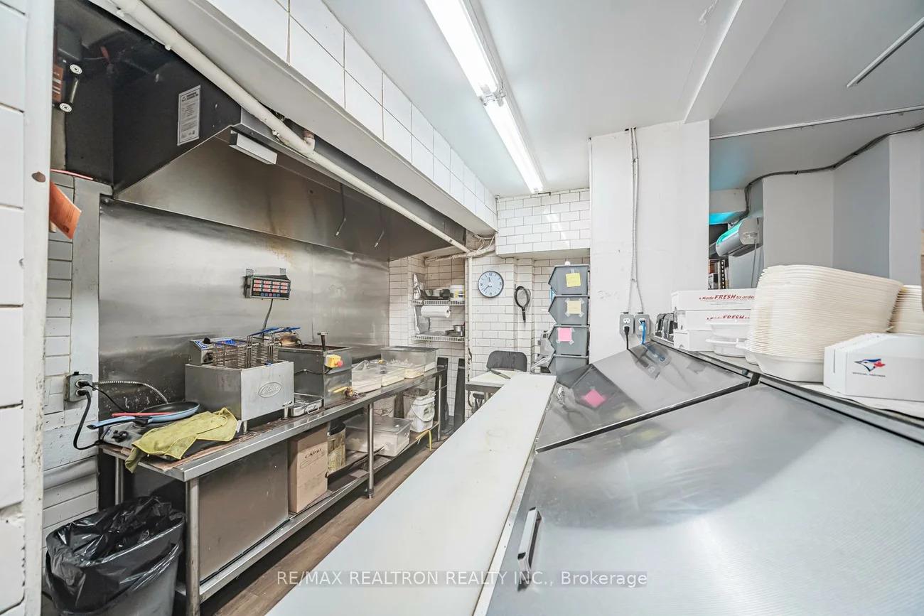 582, Yonge, Bay Street Corridor, Toronto