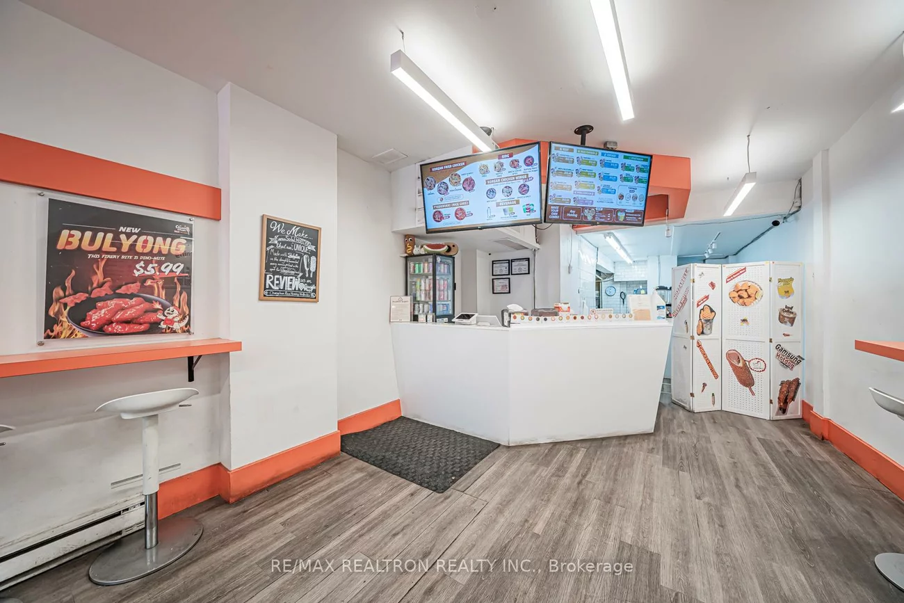 582, Yonge, Bay Street Corridor, Toronto