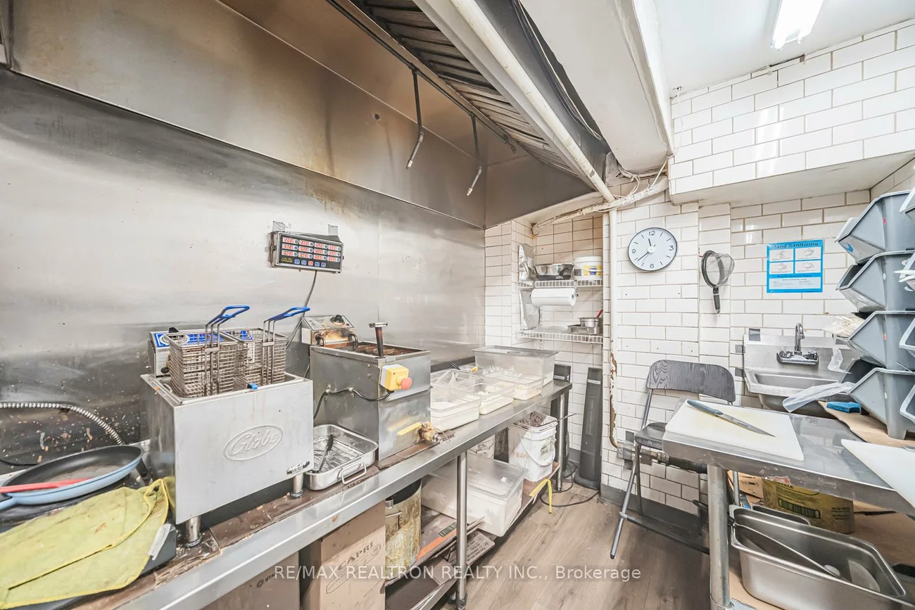 582, Yonge, Bay Street Corridor, Toronto