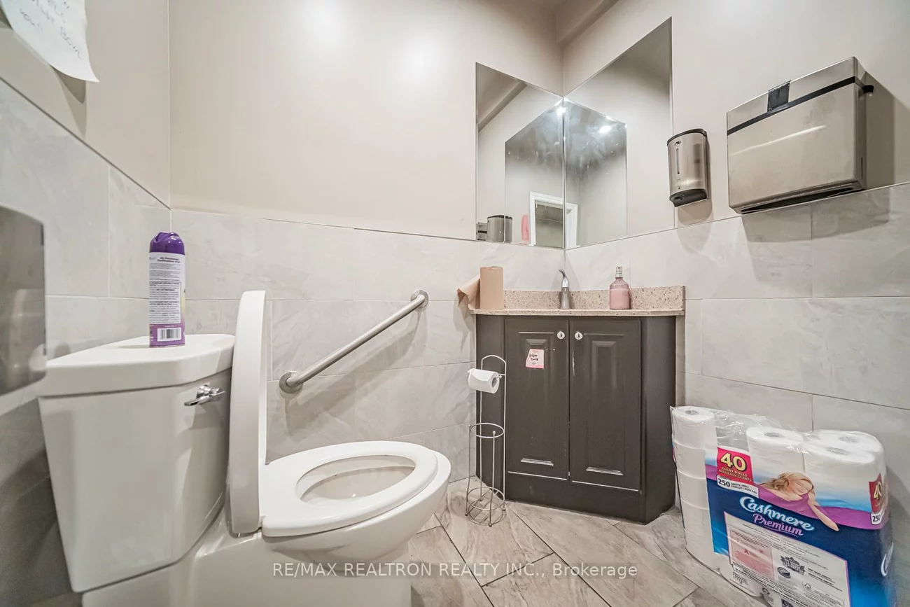 582, Yonge, Bay Street Corridor, Toronto