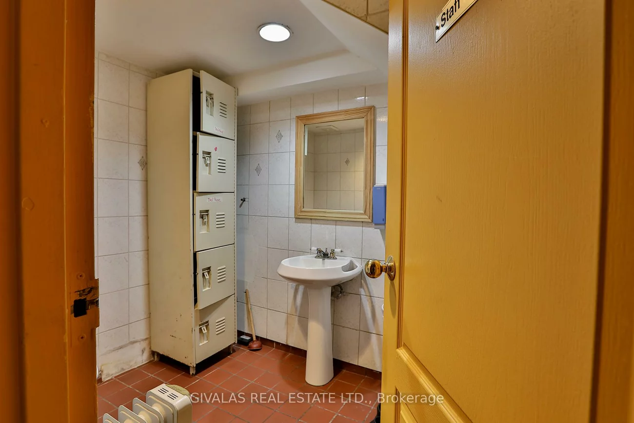 174, Eglinton, Yonge-Eglinton, Toronto