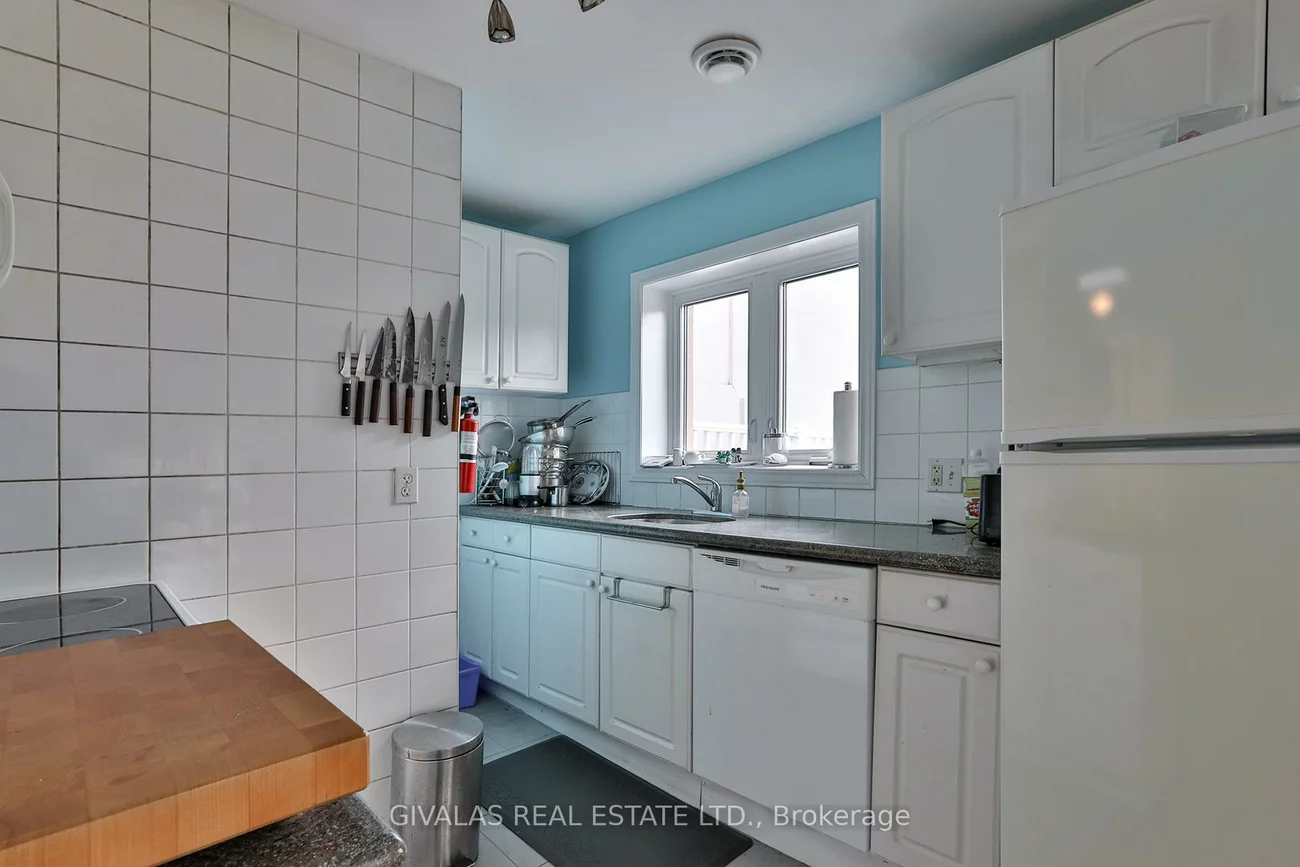 174, Eglinton, Yonge-Eglinton, Toronto