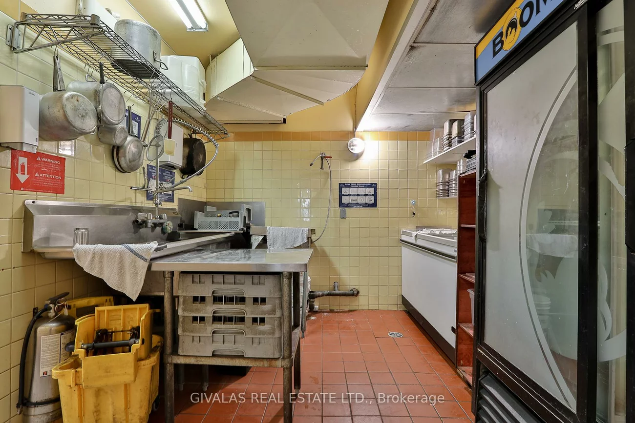 174, Eglinton, Yonge-Eglinton, Toronto