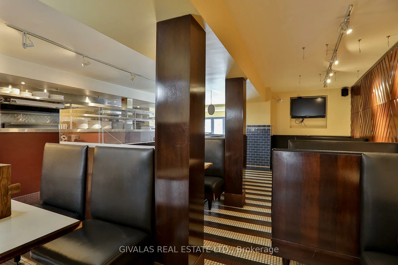 174, Eglinton, Yonge-Eglinton, Toronto