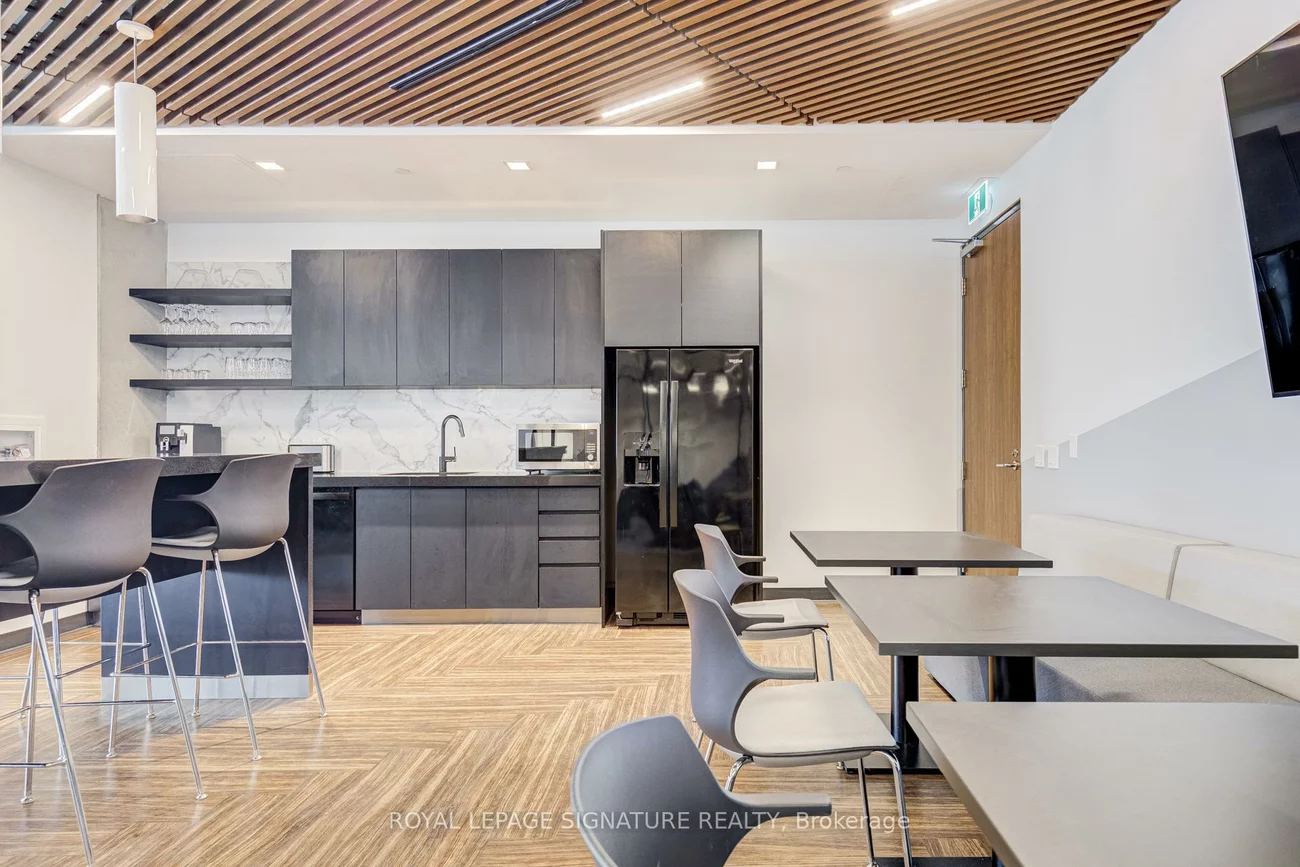 130, Queens, Waterfront Communities C8, Toronto