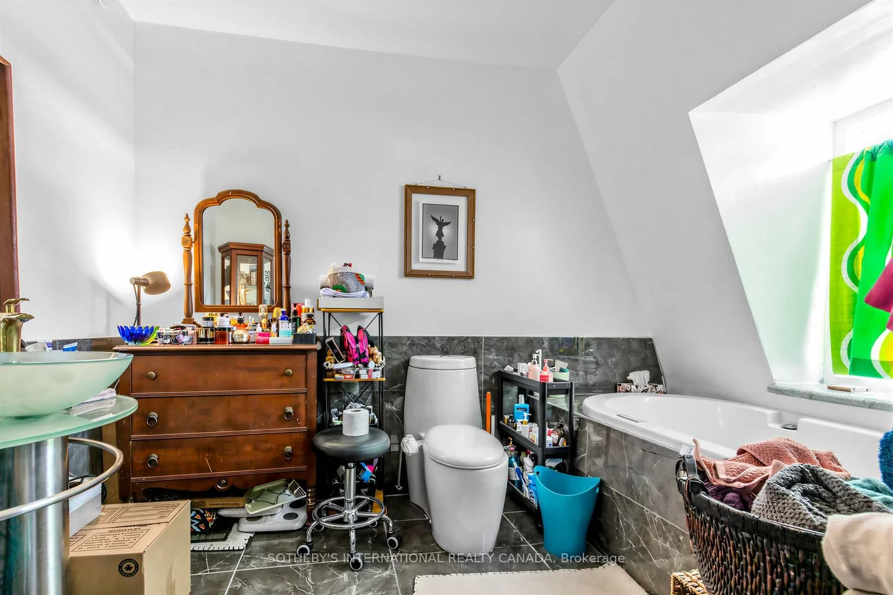 243, Gerrard, Moss Park, Toronto