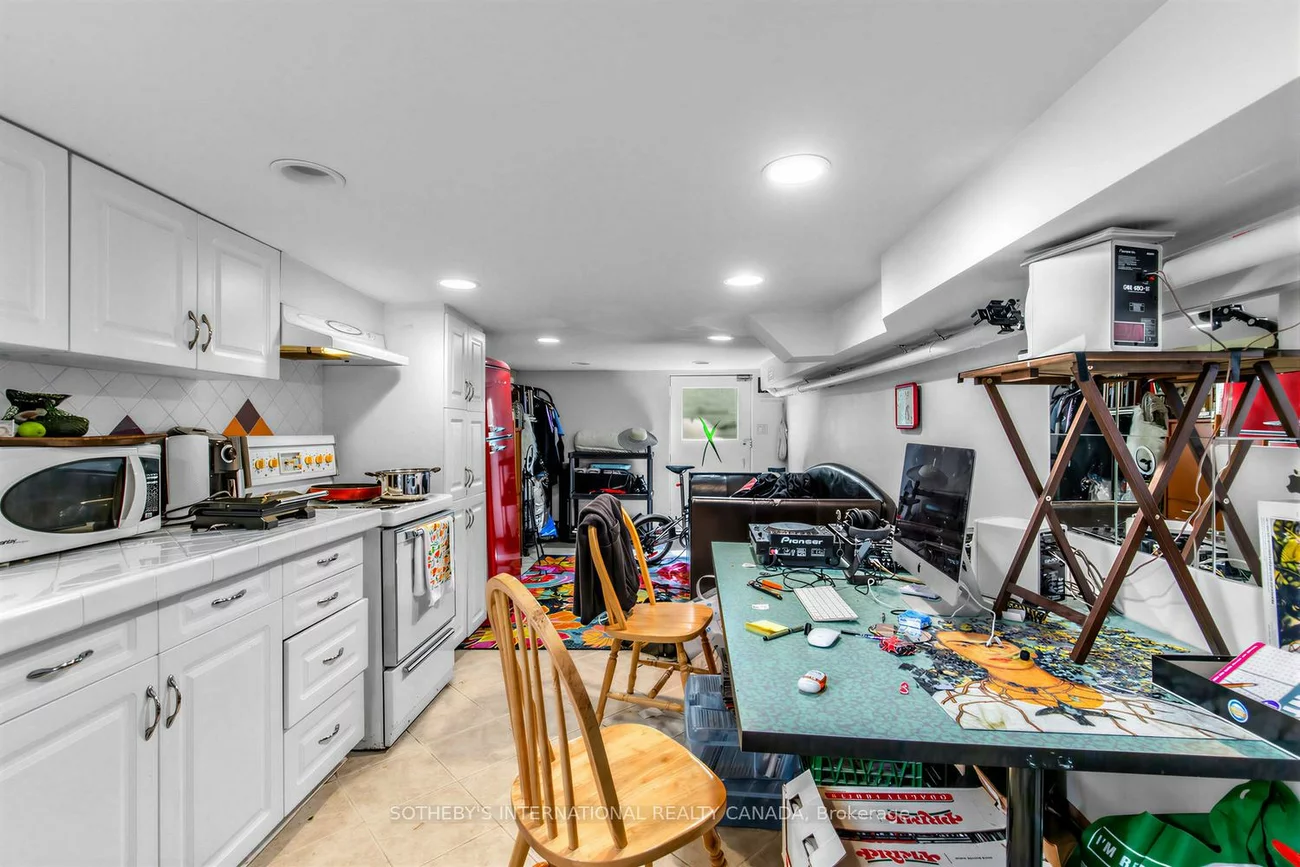 243, Gerrard, Moss Park, Toronto