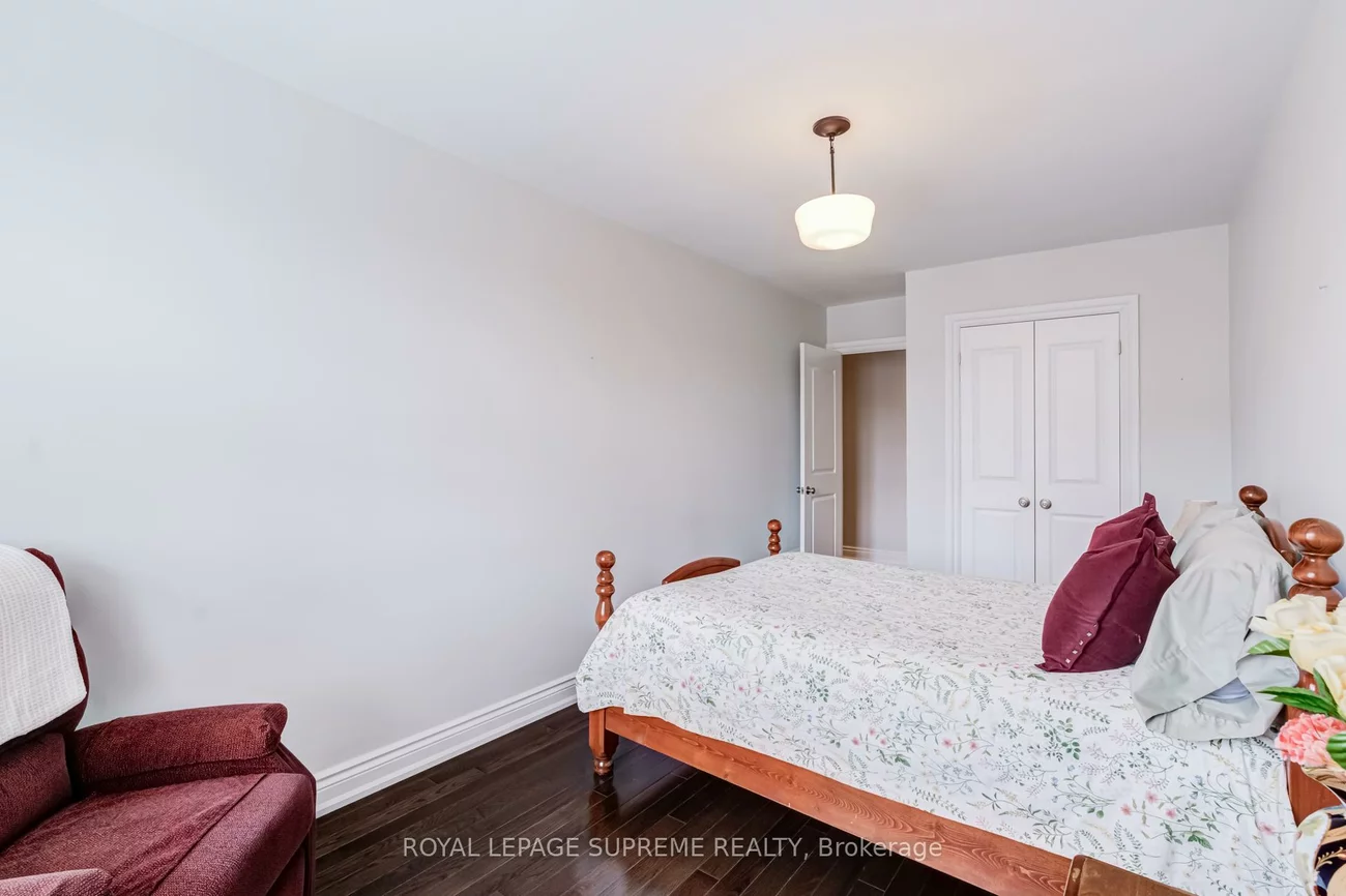 1612, Dundas, Little Portugal, Toronto