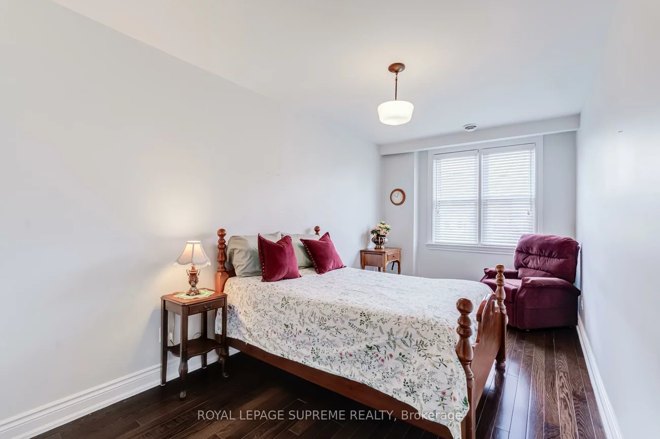 1612, Dundas, Little Portugal, Toronto