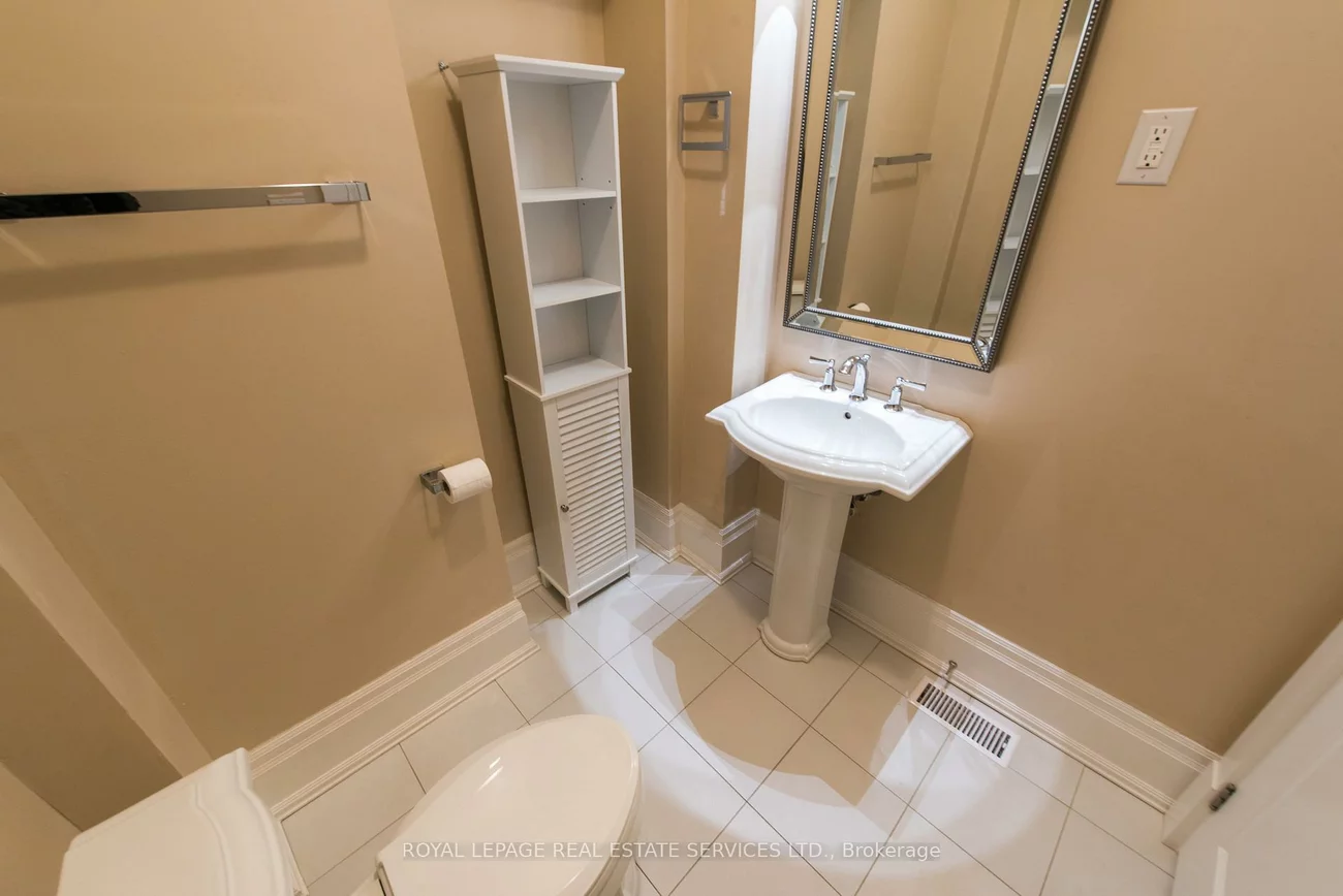 18, Shorncliffe, Casa Loma, Toronto