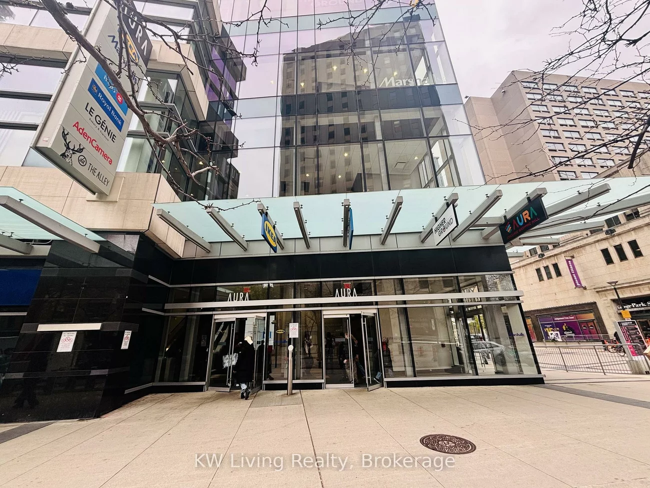 384, Yonge, Bay Street Corridor, Toronto