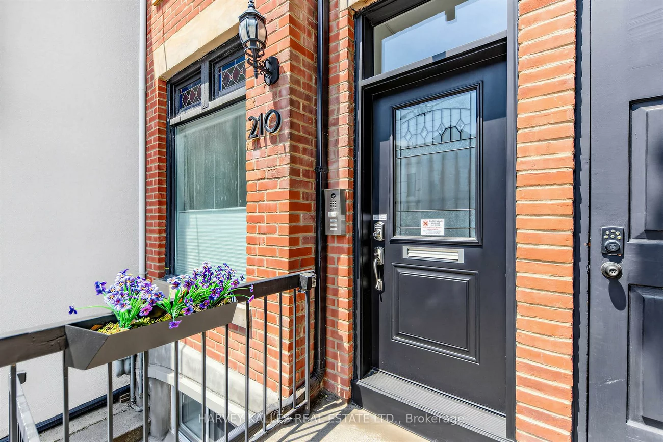 210, Gerrard, Moss Park, Toronto